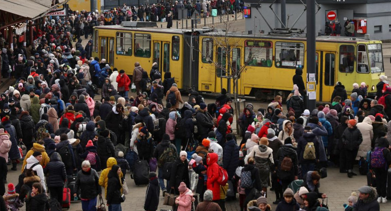 Refugiados ucranianos esperando los autobuses para evacuar, Reuters