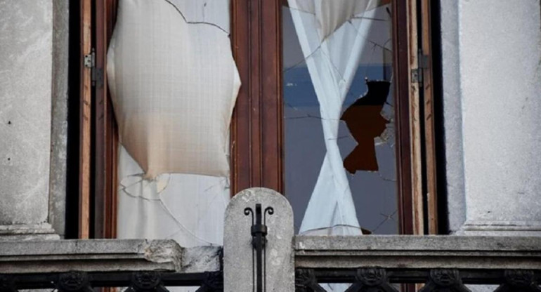 Manifestantes de izquierda rompieron las ventanas del despacho de Cristina Kirchner