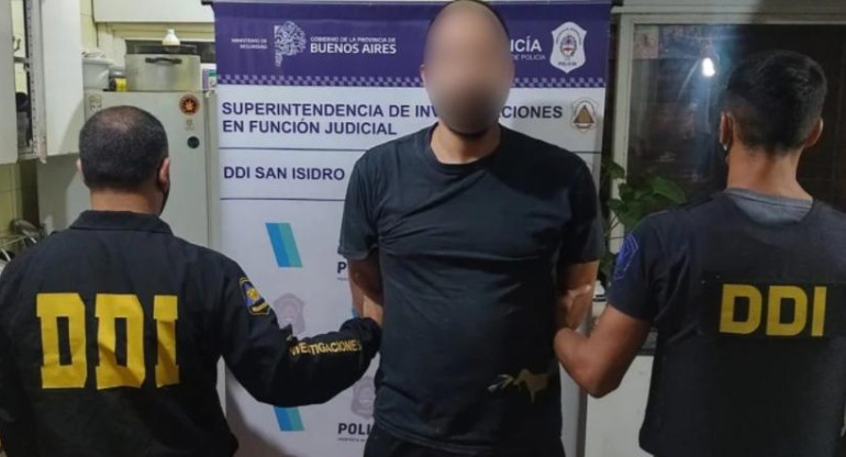 El detenido, de nacionalidad venezolana, fue apresado anoche acusado de apedrear el despacho de CFK, foto NA