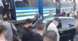 Cruzó con la barrera baja, chocó el auto contra el tren Sarmiento y fue agredido por un grupo de pasajeros