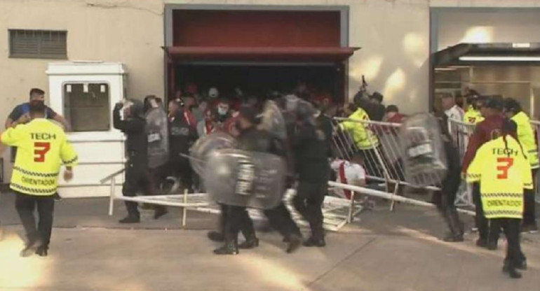 Incidentes para entrar al estadio Monumental terminaron con detenidos y sancionaodos por el club.