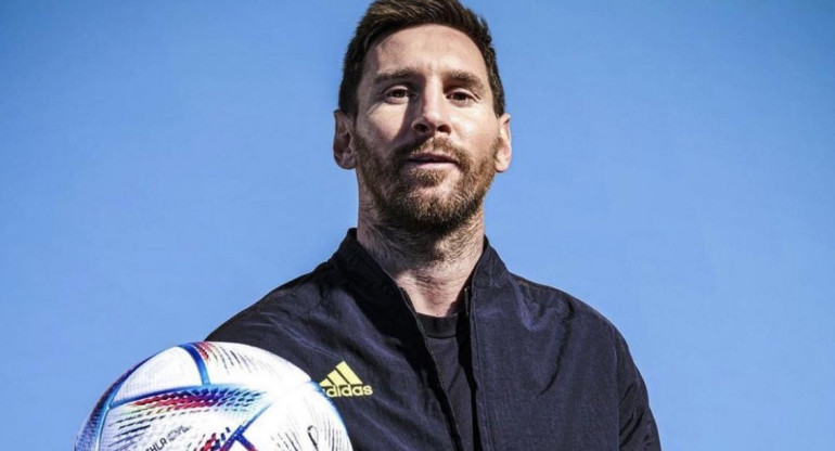 Lionel Messi con la pelota oficial del Mundial de Qatar 2022.