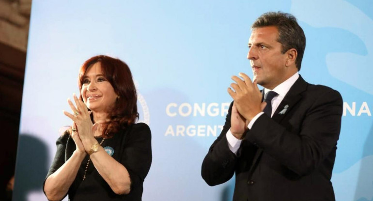 Cristina Kirchner y el presidente de la Cámara de Diputados, Sergio Massa, participan de un homenaje a los veteranos de Malvinas en el Congreso de la Nacion. Foto NA	