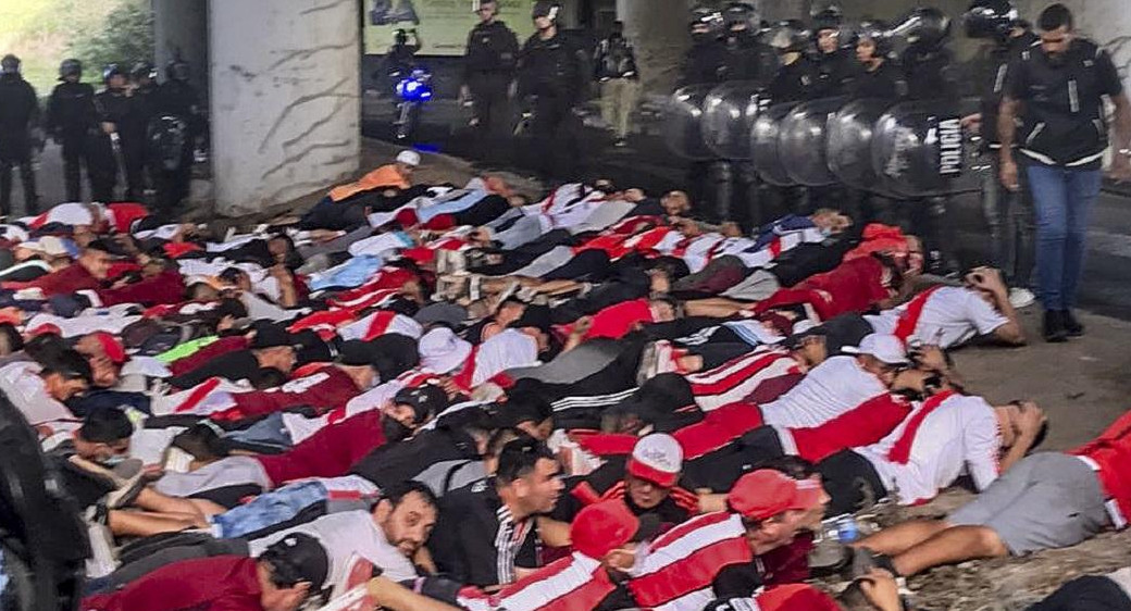 Barras de River detenidos en el Monumental, NA