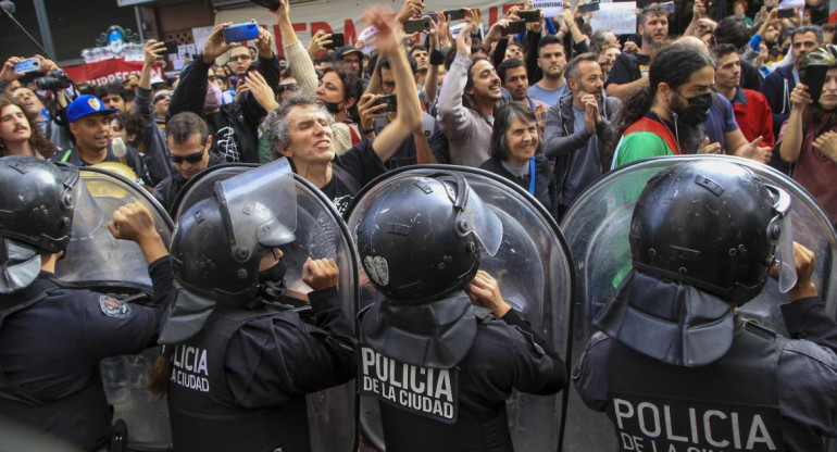 Serios incidentes por una manifestación de trabajadores del INCAA en la 9 de Julio: dos detenidos, NA