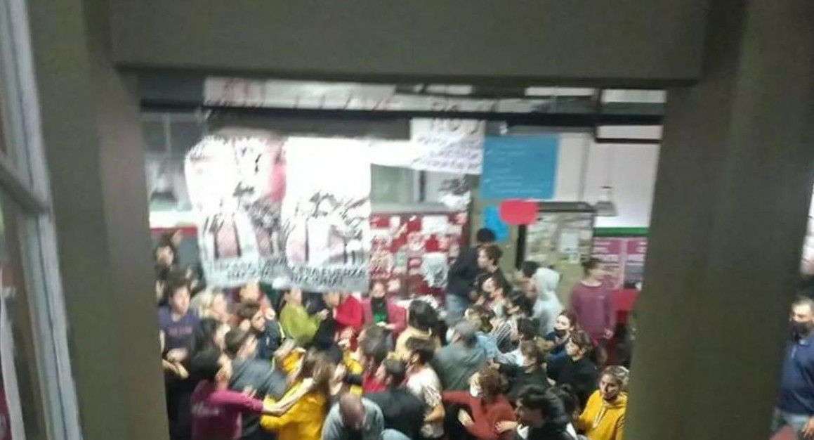 Batalla campal en la Facultad de Filosofía y Letras, foto Twitter
