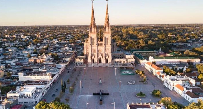 Semana Santa: Luján instaló una imponente Cruz Yacente frente a la Basílica Nacional