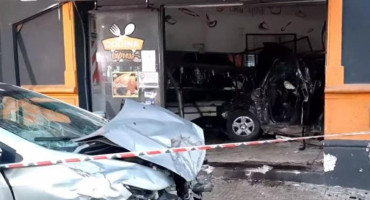Violento choque en Boedo: nueve heridos y un auto incrustado en un local de comida