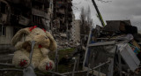 Un juguete frente a un edificio que sufrió daños tras un ataque en Borodianka. EFE