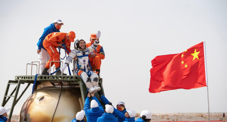 Astronautas chinos regresaron a la Tierra tras misión récord, REUTERS