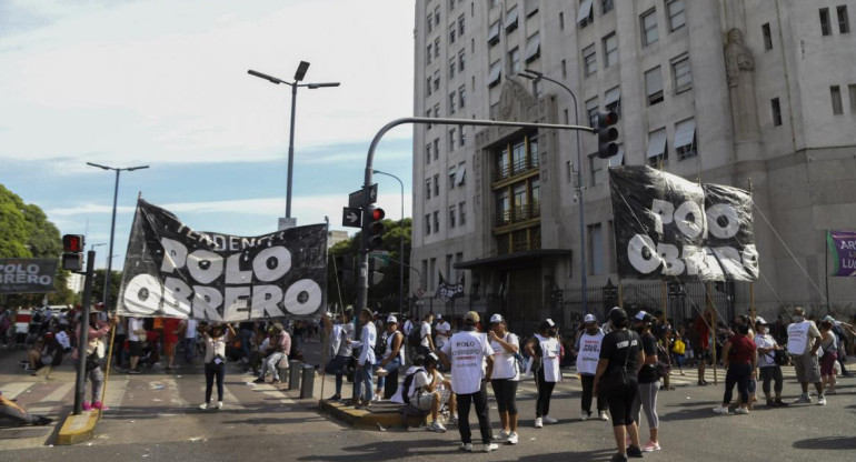Polo Obrero, manifestación, corte en la avenida 9 de julio, reclamos, piquete, NA
