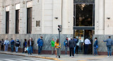 Fila en el banco, cola de gente en el banco, Banco Nación, NA