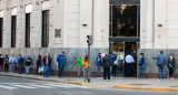 Fila en el banco, cola de gente en el banco, Banco Nación, NA