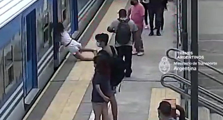 se desplomó y cayó debajo del tren en González Catán.