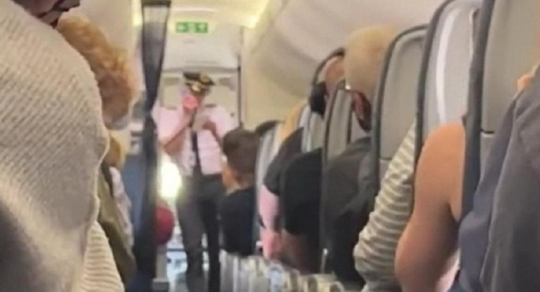 Reacción de pasajeros de un avión al enterarse que ya no es obligatorio el uso de barbijo