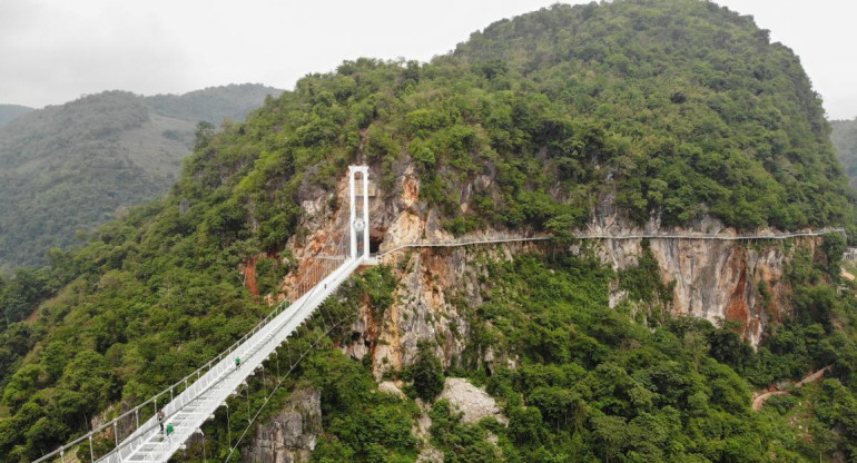  Vietnam inaugura un vertiginoso puente de cristal entre dos montañas. AFP