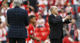 Ricardo Bochini recibió el One Club Man en el estadio de Athletic Bilbao. Foto: EFE.