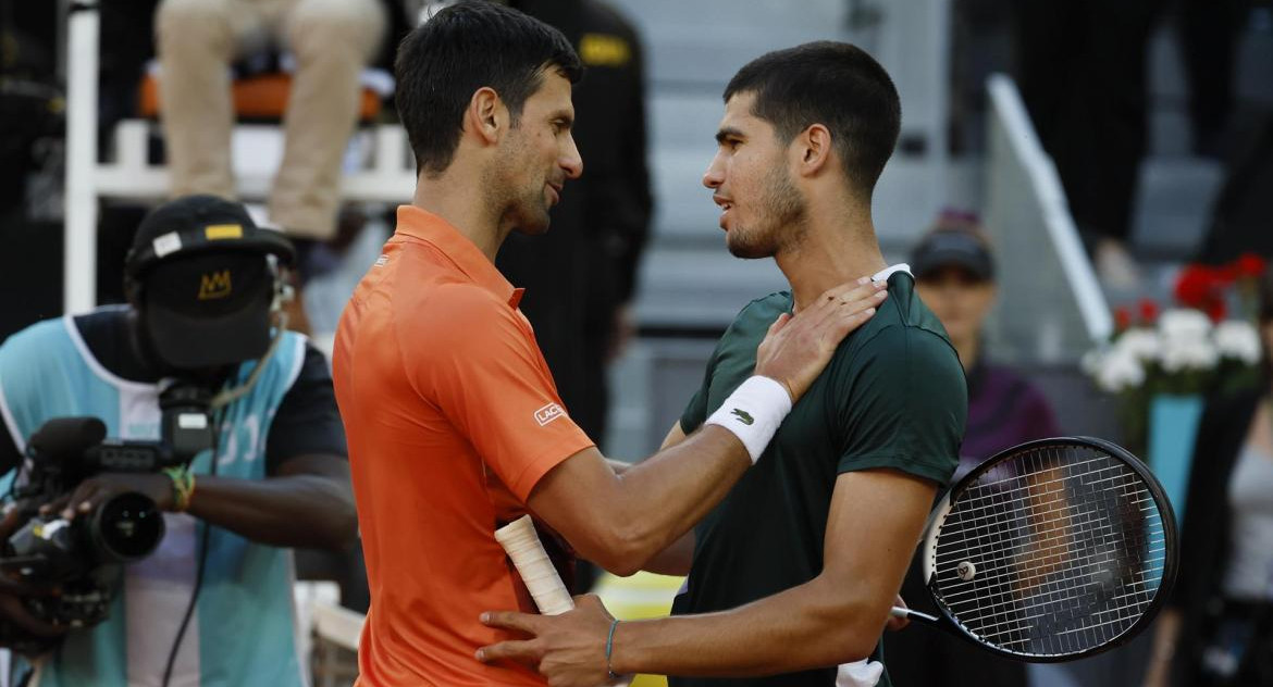 Carlos Alcaraz y Novak Djokovic. Foto: EFE.