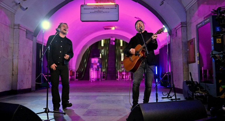 Bono de U2 tocó con su banda en el refugio del subte de Kiev. Foto AFP