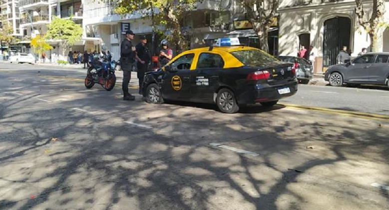 El taxi que embistió a las tres chicas y luego chocó con otros dos autos en Palermo. Foto: Twitter.