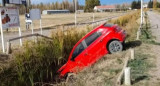 El auto quedó incrustado en un canal de riego al costado de la Ruta 22. Foto: NA.