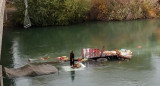 El camión que cayó al río en Cipoletti. Foto: NA.