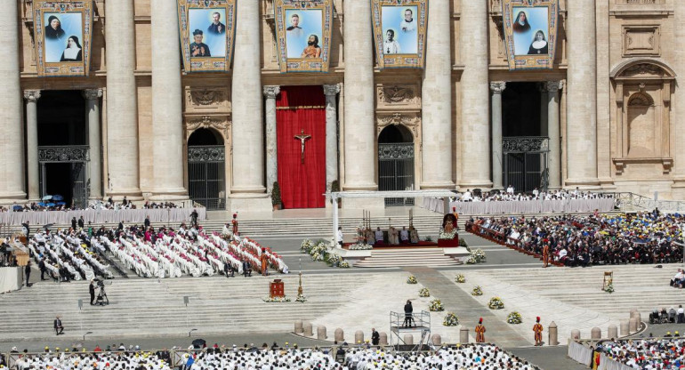 El Papa Francisco proclamó a la primera santa de Uruguay desde la plaza de San Pedro, Reuters	