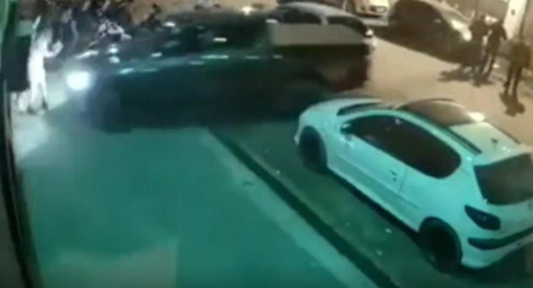  Formosa, lo echaron de un boliche e incrustó su auto contra el local, foto captura video