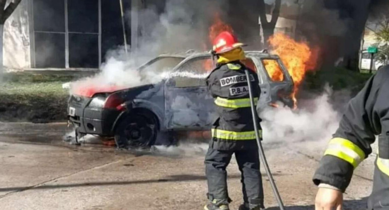 El hombre se prendió fuego en la puerta de su casa. Foto: 0223.