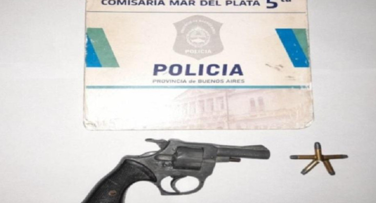 Revólver, arma, escuela de Mar del Plata, NA