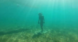 Estatua de minotauro en un lago de Neuquén. Foto: captura video.