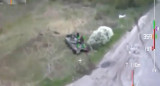 Dron ucraniano destruyó tanque con soldados rusos, foto captura video NA