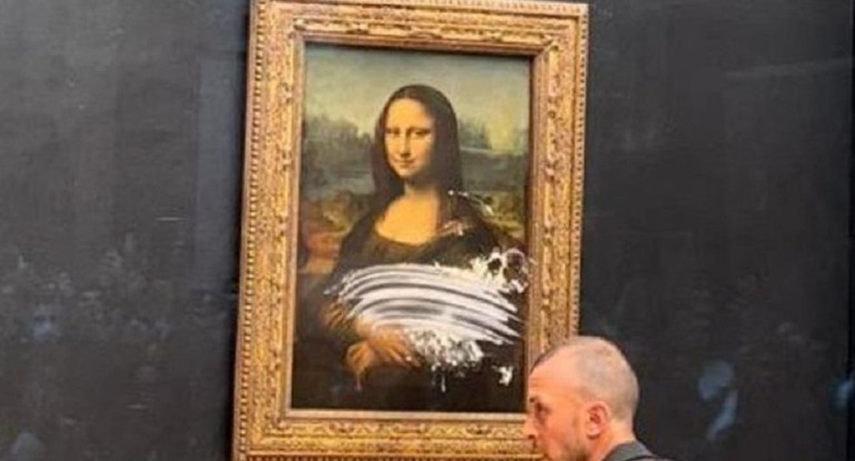 Ataque en Museo del Louvre, arrojaron tortazo al cuadro de La Gioconda