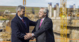 Alberto Fernández en la ciudad de Ayolas junto a Mario Abdo Benítez. NA