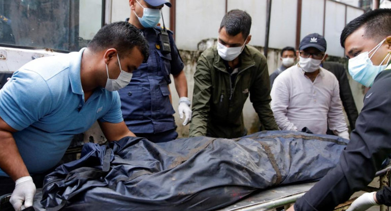 Tragedia aérea en Nepal, rescate de cuerpos, Reuters