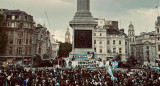 Banderazo argentino en Piccadilly Circus, pleno centro de Londres	