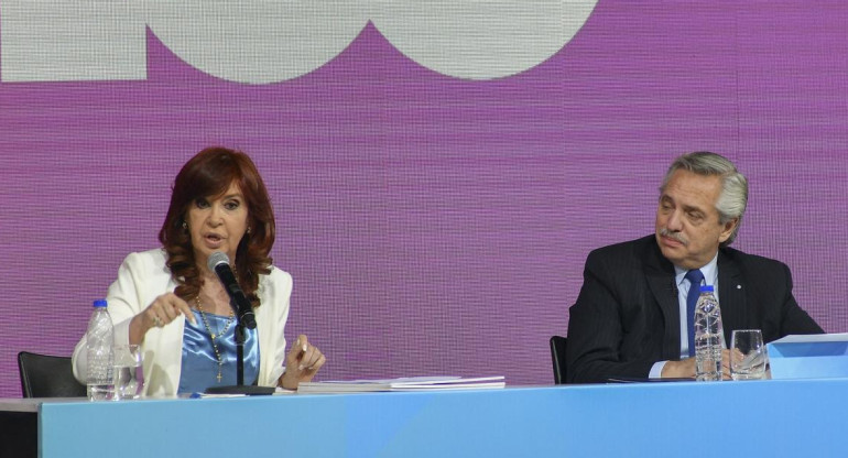 Cristina Kirchner y Alberto Fernández, acto por YPF. Foto: NA.