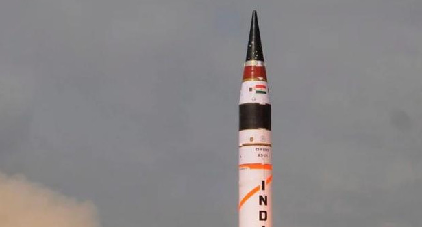 Lanzamiento de misil en India. Foto: EFE.