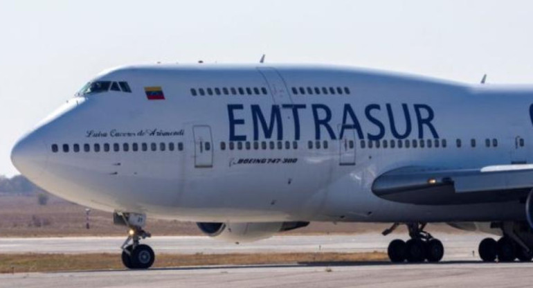 El avión venezolano-iraní retenido en Ezeiza. Foto: NA.