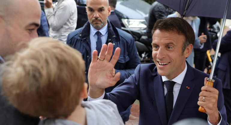 Emmanuel Macron votando en las legislativas en Francia. Foto REUTERS