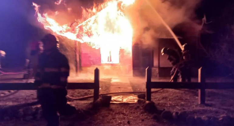 Incendio en una oficina de bosques del Chubut. Foto: Defensa Civil El Hoyo