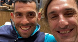 Carlos Tevez y el Flaco Schiavi. Foto: NA.