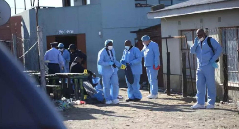 Misterio en Sudáfrica, 20 jóvenes muertos en un bar, NA