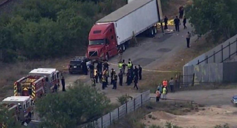 Encuentran cadáveres en el acoplado de un camión en Texas.