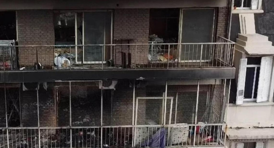 Departamento incendiado por monopatín