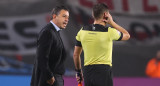 Marcelo Gallardo con el árbitro ante Vélez por Copa Libertadores. Foto: EFE.