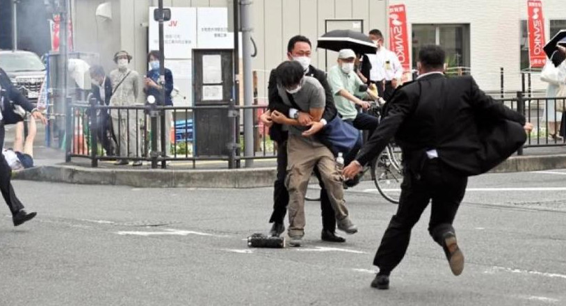 El momento de la detención del tirador. Foto: NA.