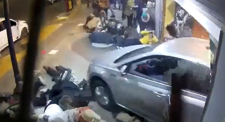 Tragedia en Mendoza: habló el conductor que atropelló a 23 personas en la puerta de un teatro. NA