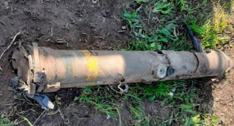 El misil que encontraron en las calles de La Plata. Foto: NA.