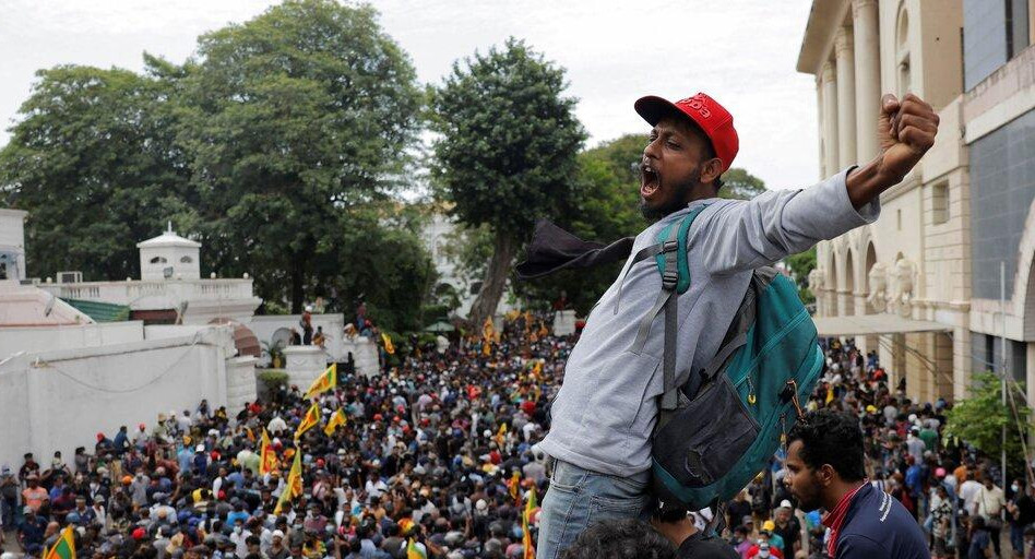 Manifestantes tomaron la residencia presidencial en Colombo, la capiral de Sri Lanka. Foto: EFE.
